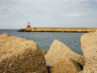 Continuiamo a camminare verso la punta, scorgendo il nuovo  molo di Levante...